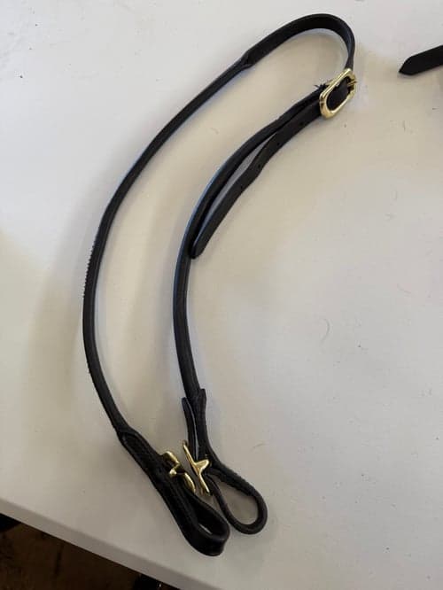 Image of Nackstycke svart med mässing beslag