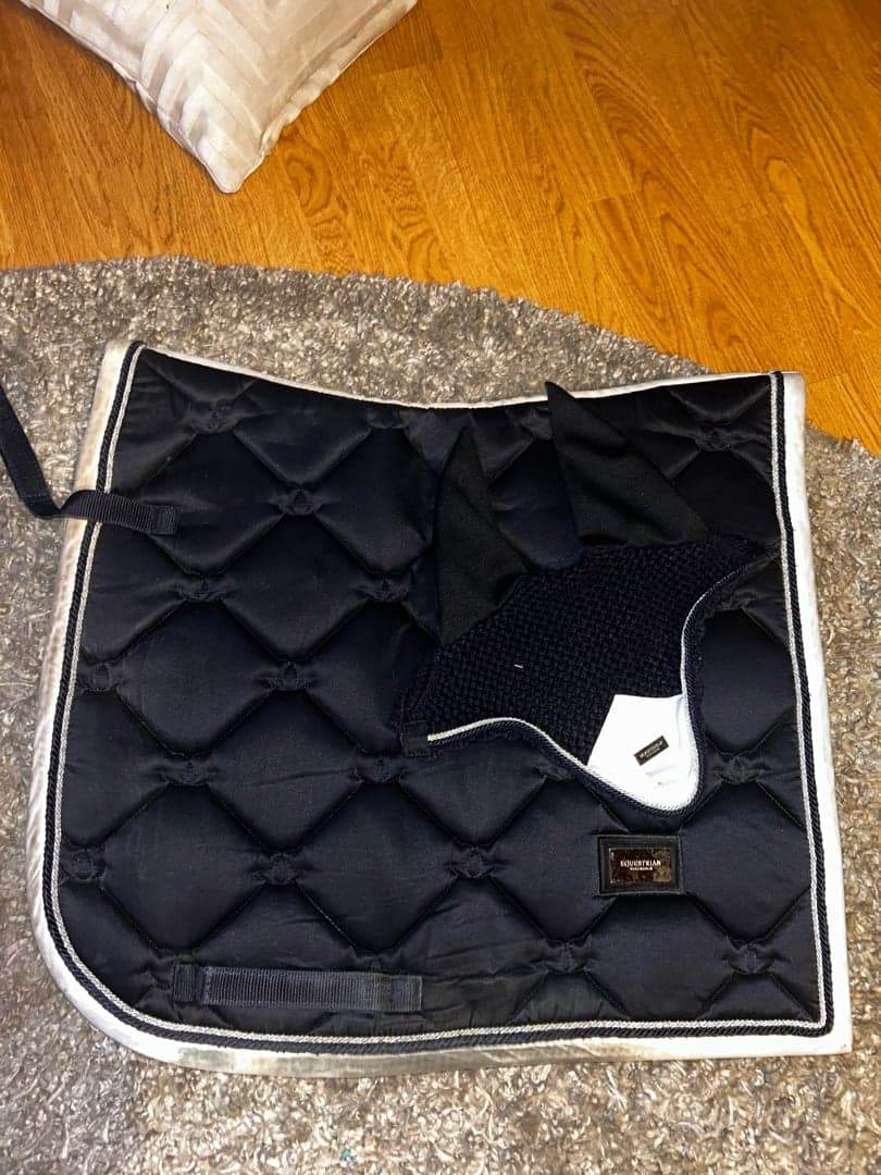 Image 1 of Marinblått schabrak med huva från Equestrian Stockholm