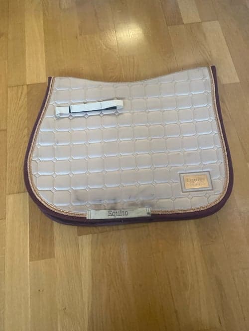 Image of Beiget schabrak med vinröd kant från Equito