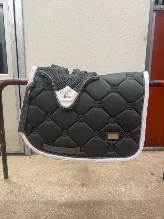 Media 1 av JULKLAPPSTIPS!🎅Mörkgrått hoppschabrak med huva från Equestrian Stockholm, strl PONNY 