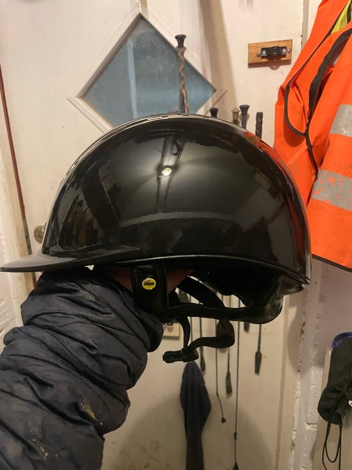 Media 3 av Svart hjälm matt mips med guld detaljer