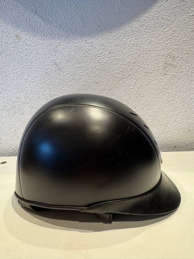 Image 4 of Svart hjälm från Charles Owen