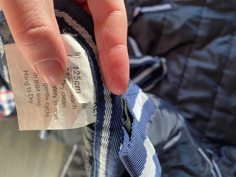 Image 3 of Mörkblått stalltäcke