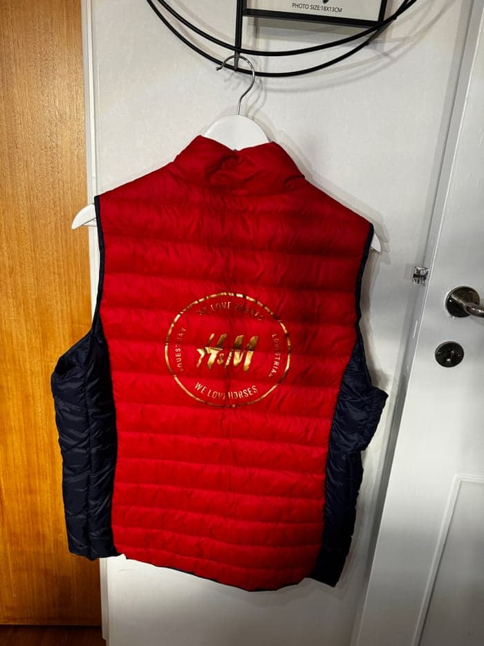 Media 2 of Röd väst från H&M