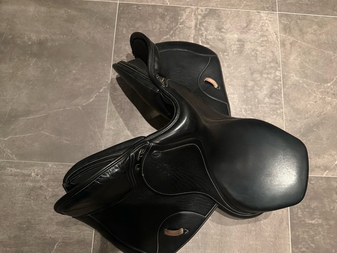Bild 1 av Svart sadel från Ikonic - ”light” jumping for Pony