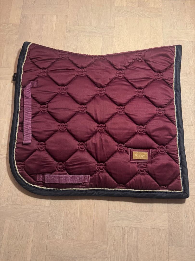 Bild 1 av Vinrött dressyrschabrak från Equestrian Stockholm