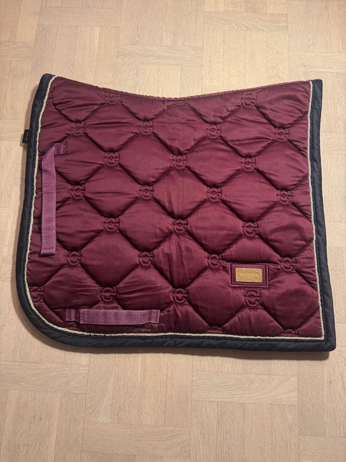 Media 1 av Vinrött dressyrschabrak från Equestrian Stockholm