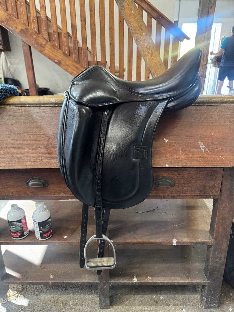 Bild 1 av Dressyrsadel 17 från Cilderic