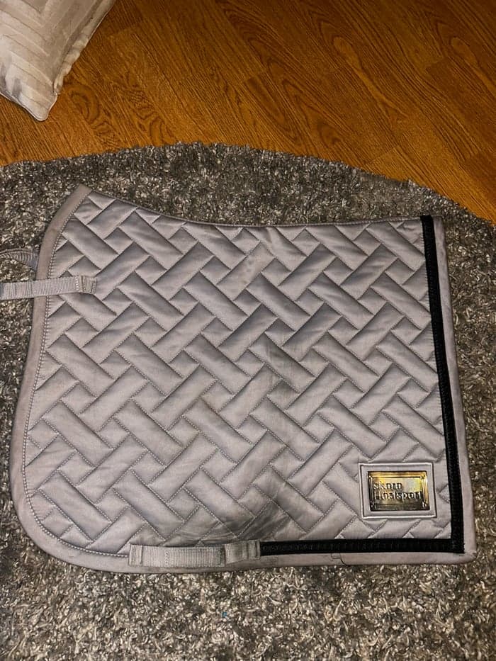 Media 1 av Grått schabrak från Skara hästsport