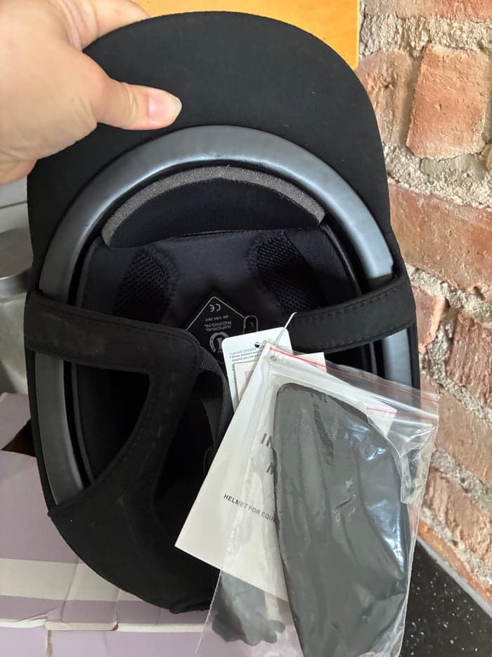 Media 2 av Ny Svart hjälm från Imperial Riding