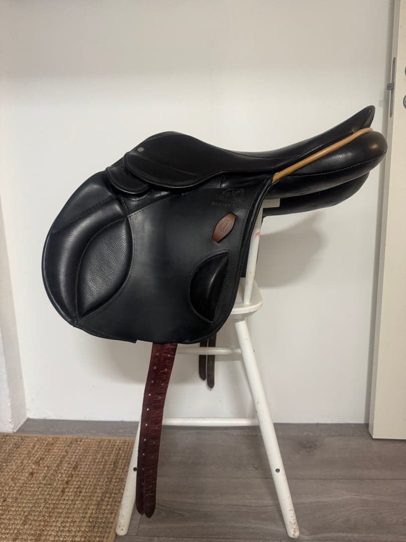 Bild 1 av  Enkåpad sadel perfekt för fälttävlan