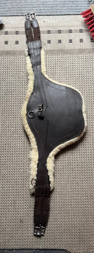 Bild av Brun sadelgjord med fårskinn från Santa Cruz