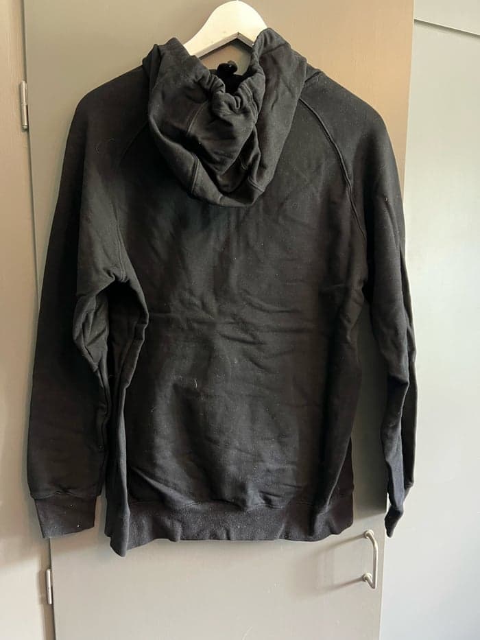 Media 2 av Svart hoodie från Maya Delorez