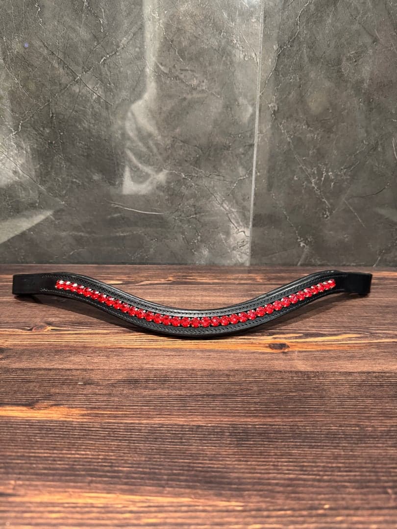 Bild 1 av Svart pannband med röda stenar