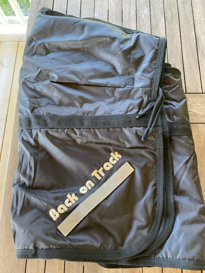 Bild 2 av Svart skritttäcke från Back on Track 