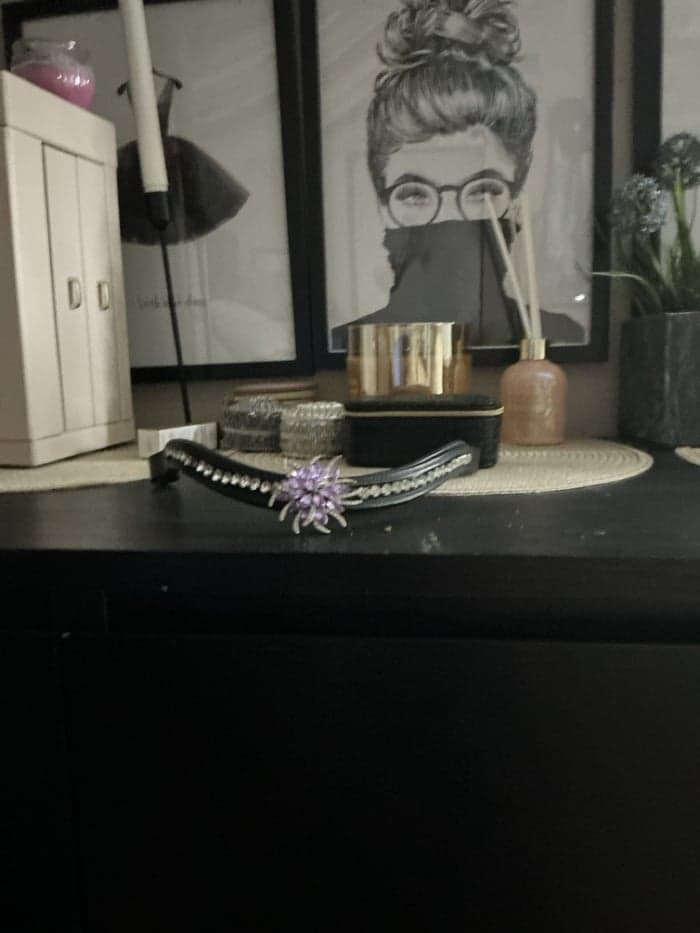 Media 1 av Svart panband med lila dekoration