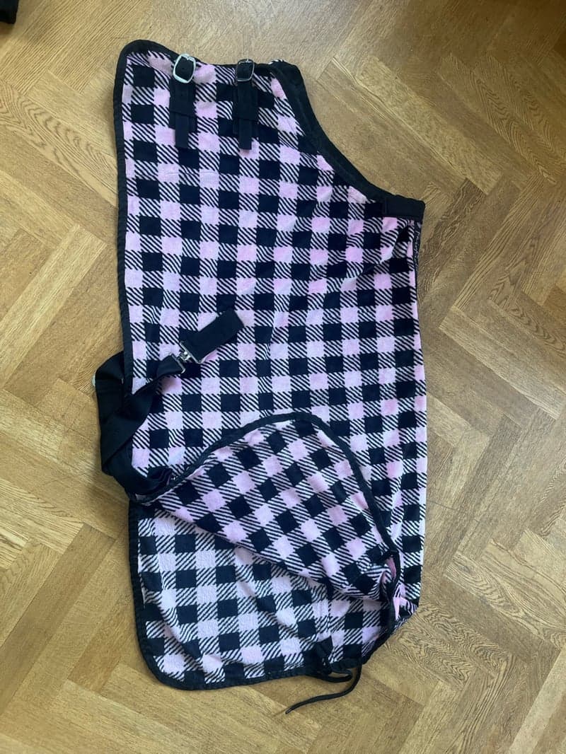 Bild 2 av Rosa och svart täcke