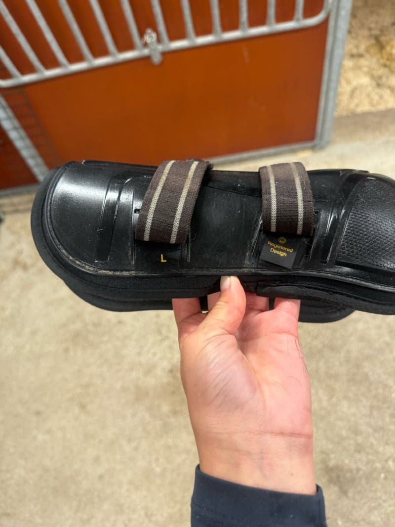 Bild 4 av Svarta fram-benskydd från Lami-Cell i storlek L 