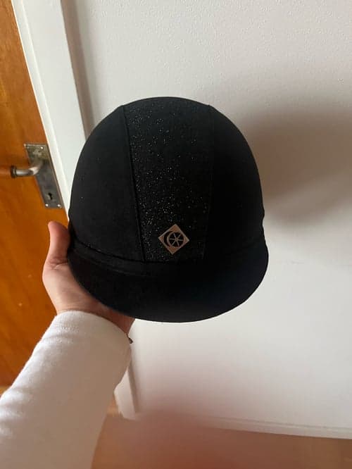 Bild av Svart charles Owen hjälm