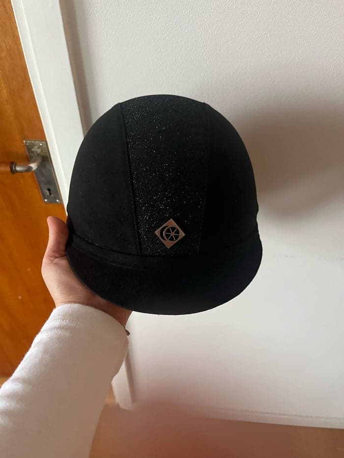 Media 1 av Svart charles Owen hjälm