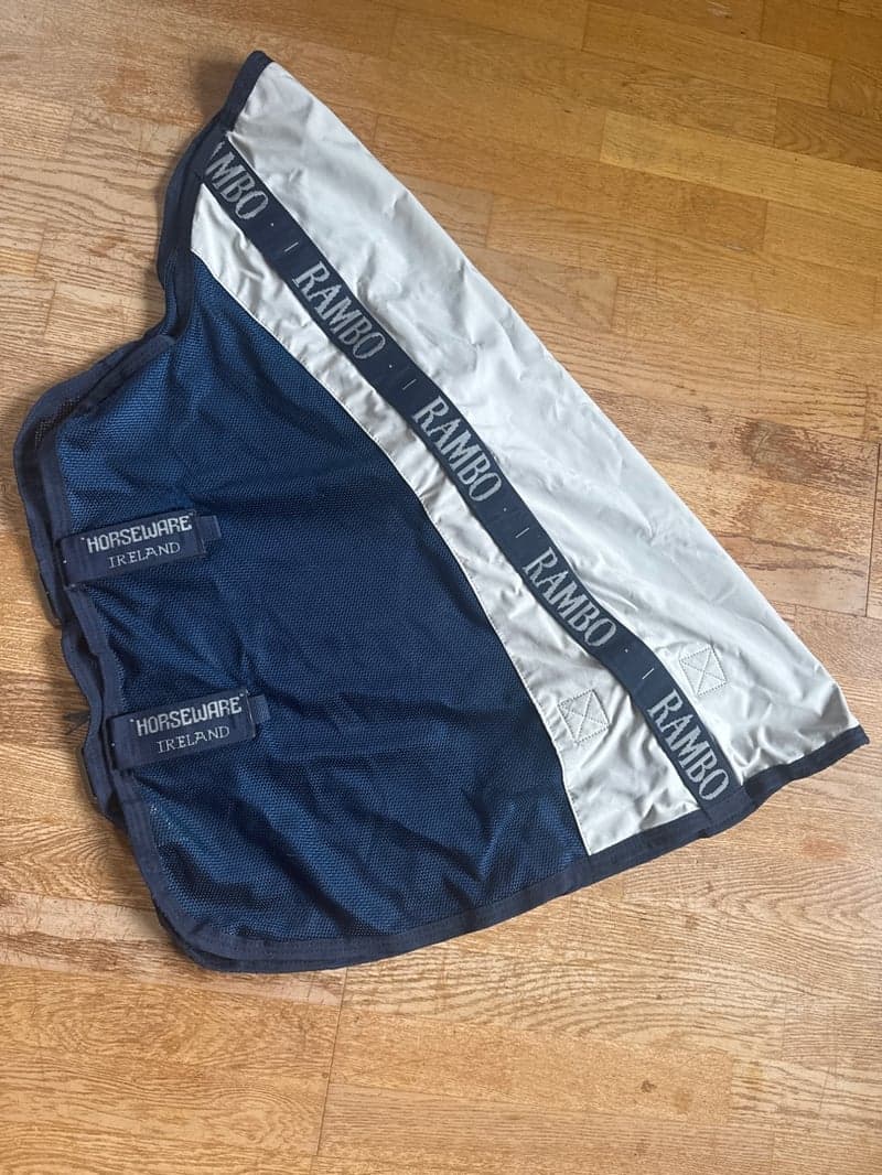 Bild 2 av Blått och vitt halstäcke från Rambo