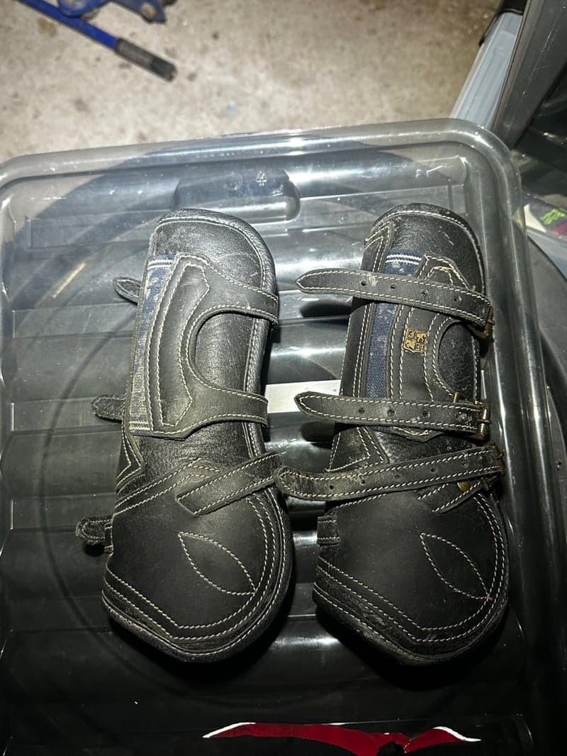 Bild 2 av Svarta benskydd