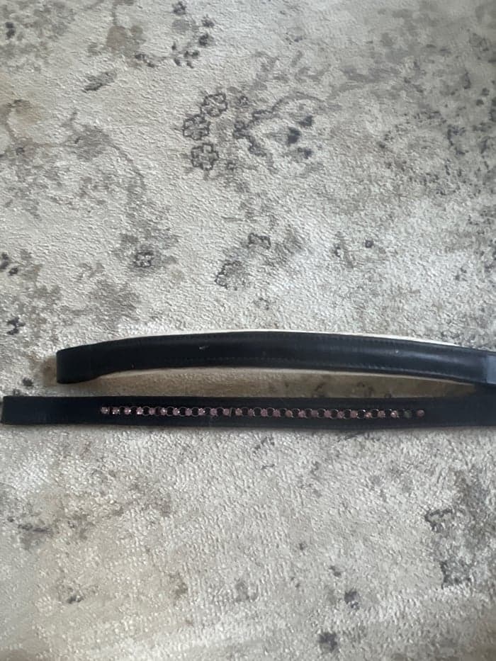 Media 1 av Två pannband i ponny