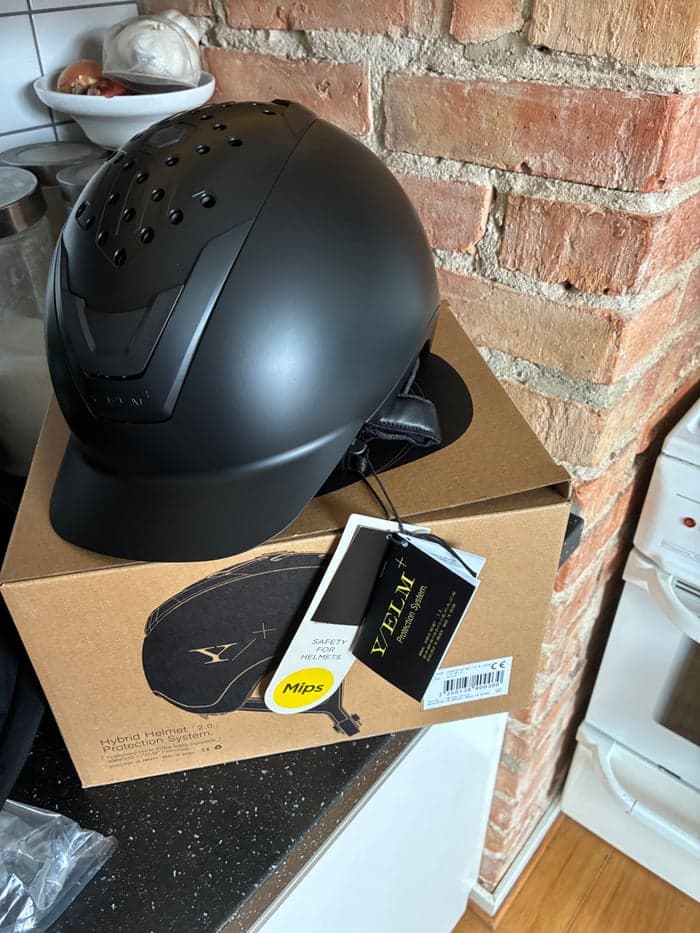 Media 1 av Svart hjälm från Y/ELM