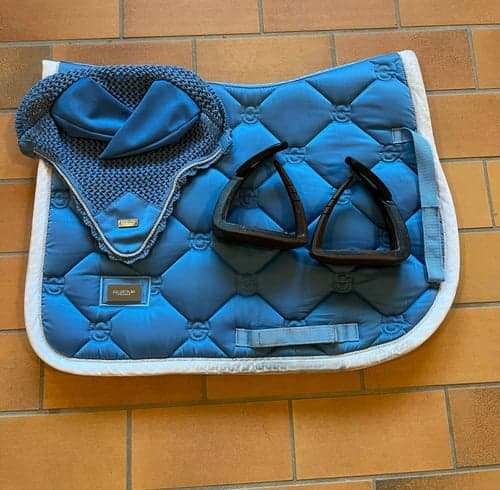 Bild av Blått schabrak med huva från Equestrian Stockholm. Bruna freejumps storlek junior.