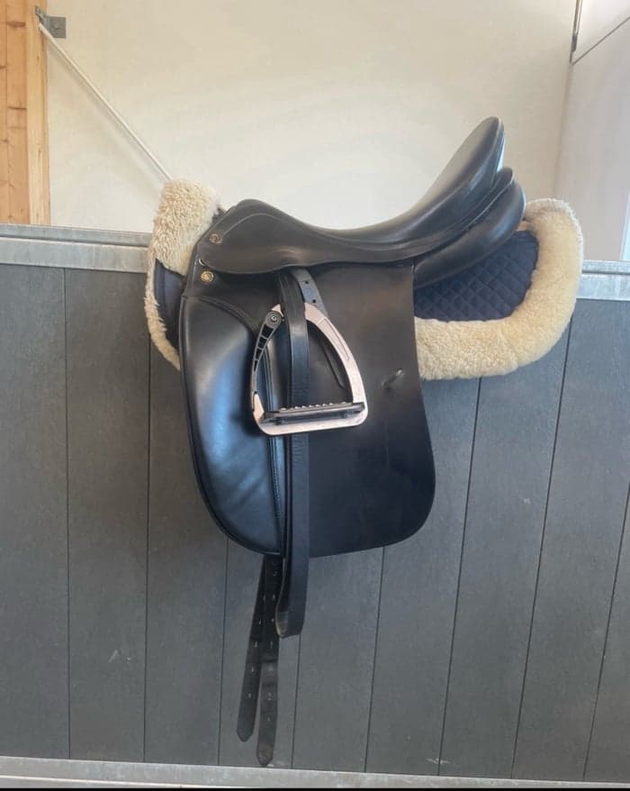 Media 1 av Svart dressyrsadel, Prestige hippo dressage 