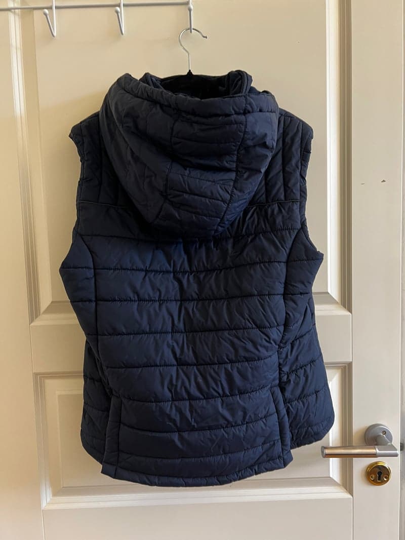 Bild 2 av Väst med avtagbar luva