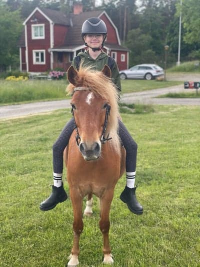 Inlägg 23 av Allround med titeln Red bästa Charlie idag❤️ sen red jag barbacka med till hagen😻