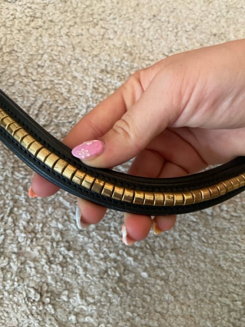 Image 2 of Svart pannband med guld detalj