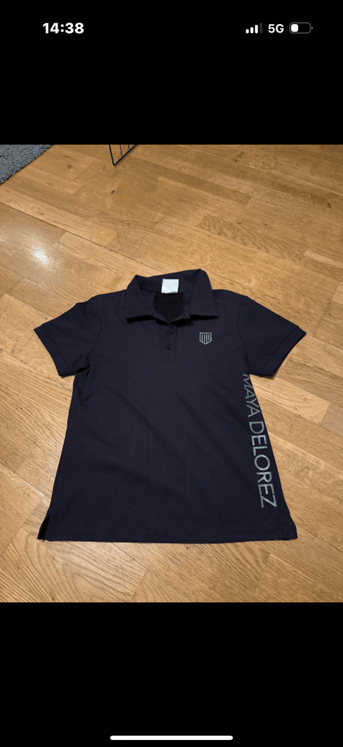 Bild av Mörkblå pikétröja från Maya Delorez