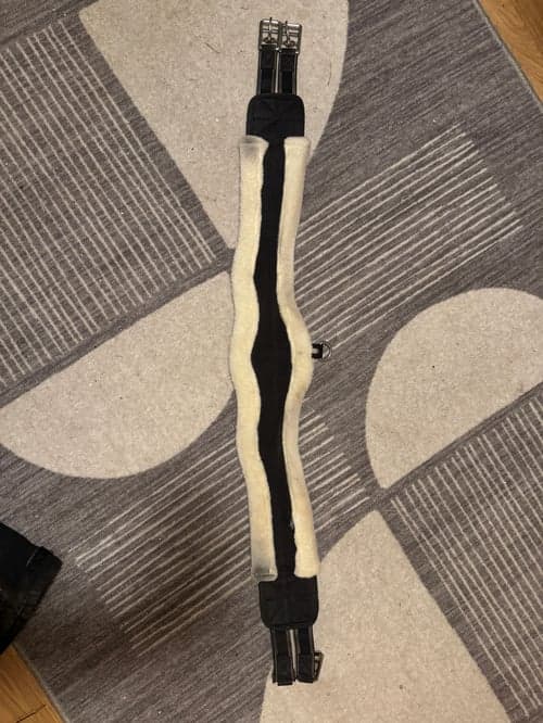 Bild av Svart sadelgjord med fårskinn från Hööks