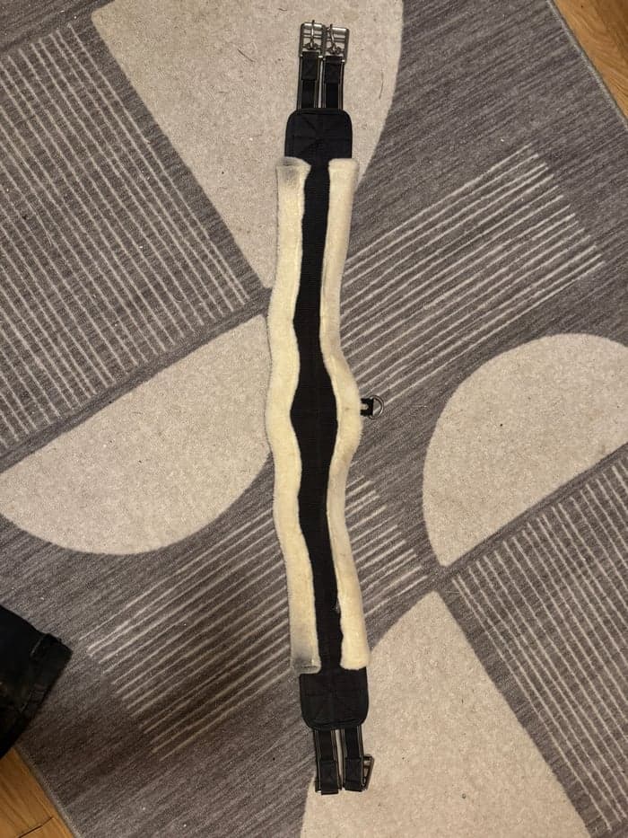 Media 1 av Svart sadelgjord med fårskinn från Hööks