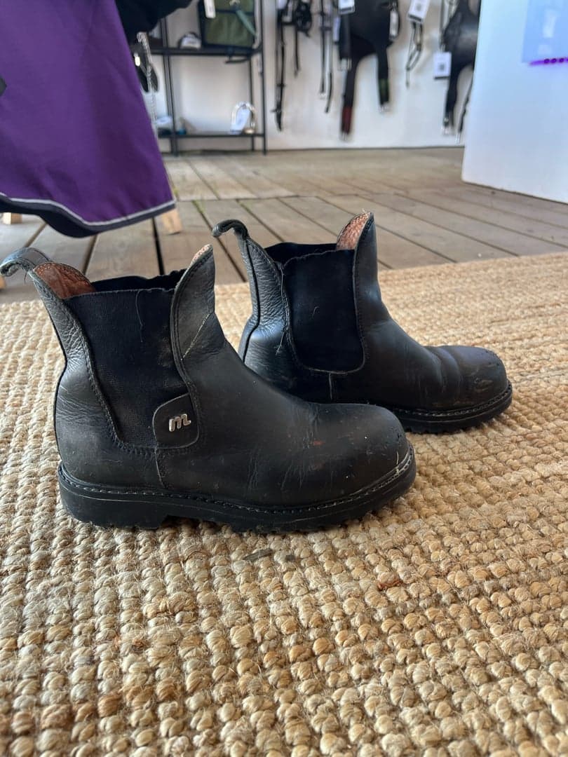 Bild 1 av Svarta ridskor