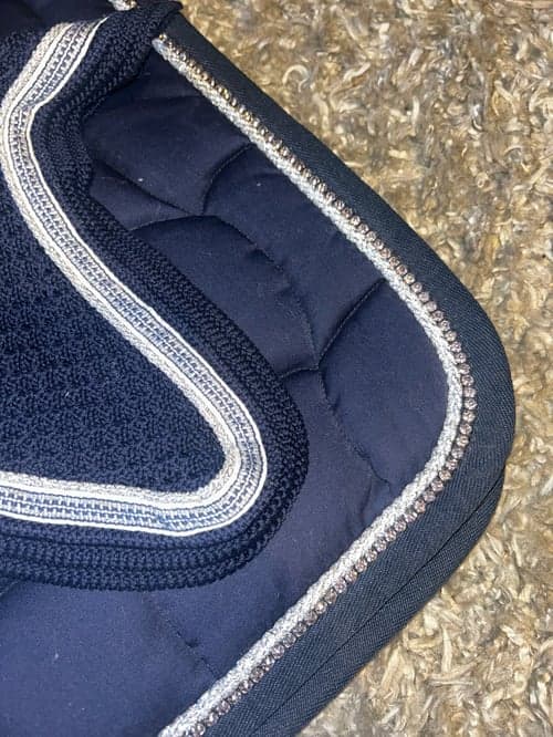 Bild av Mörkblått anna scarpati dressyr schabrak