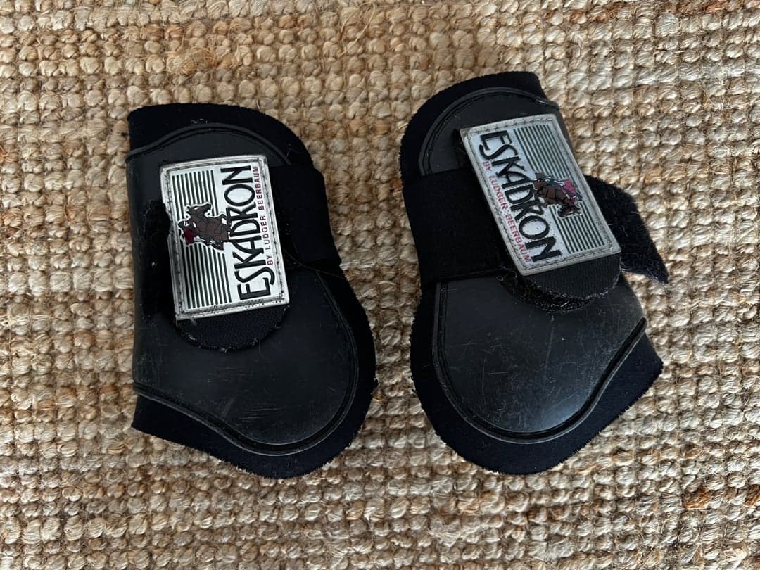 Bild 1 av Svarta bakbenskydd från Eskadron