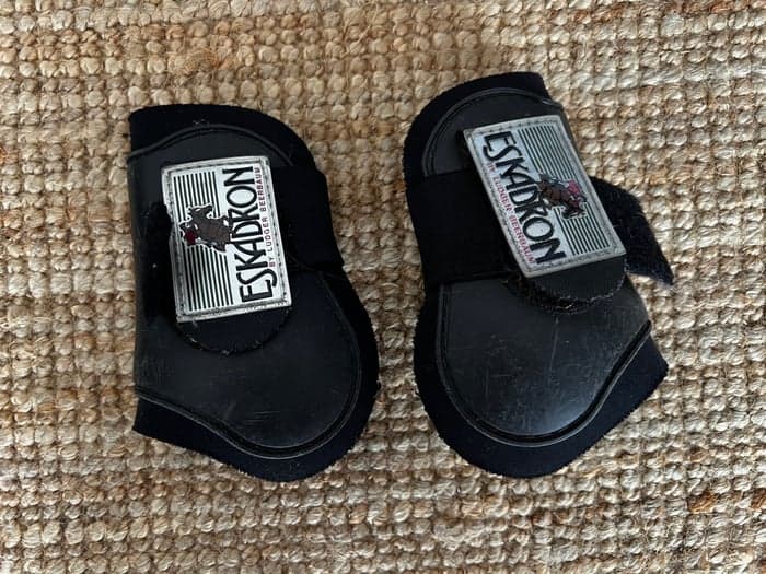 Media 1 av Svarta bakbenskydd från Eskadron