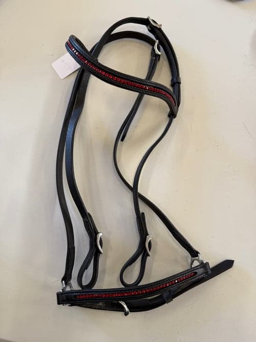 Bild av Svart huvudlag med röda stenar 