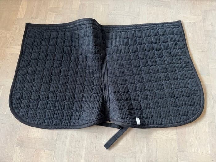 Media 6 of Svart schabrak från Equito