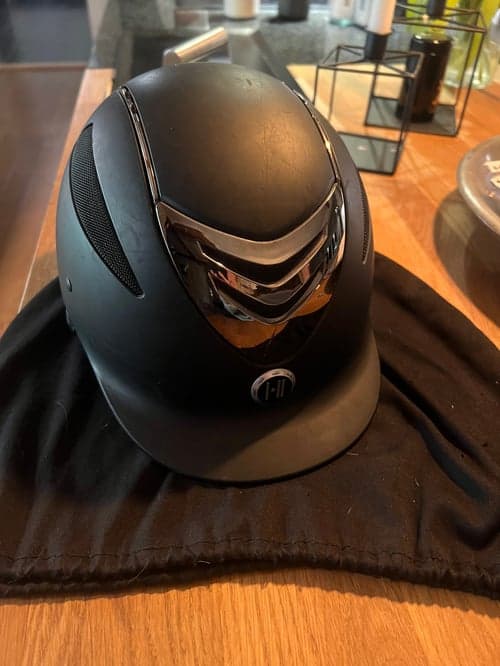 Bild av Svart Hjälm