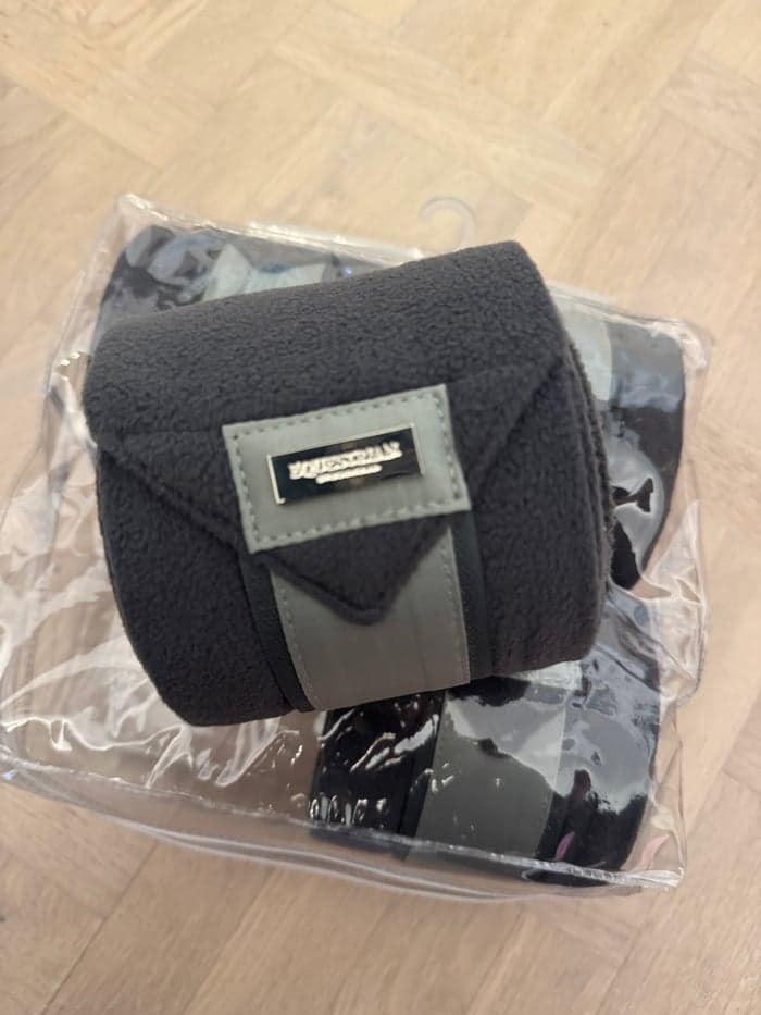 Media 2 av Grå benlindor från Equestrian Stockholm