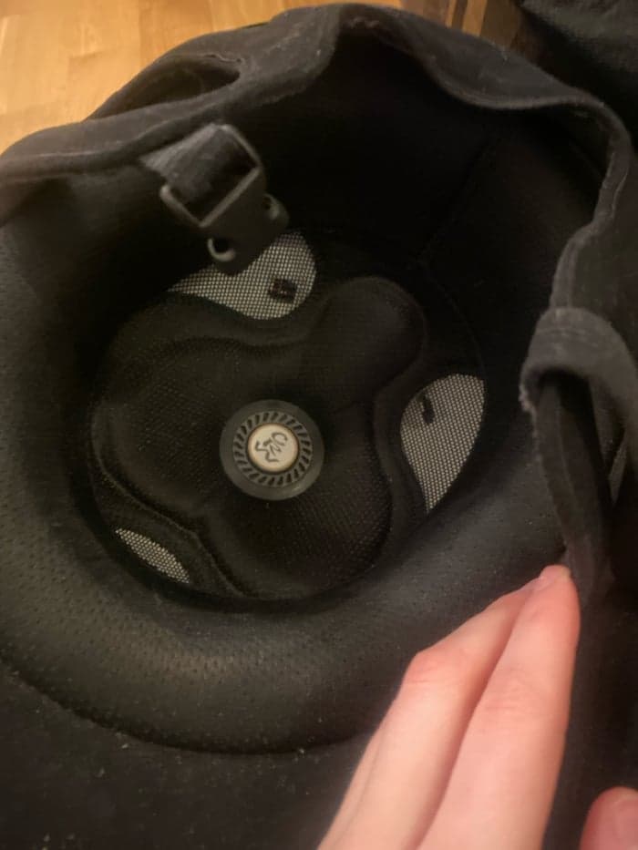 Media 2 av Svart hjälm med ett sammetsliknande tyg