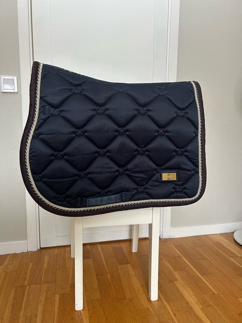 Bild 1 av Mörkblått schabrak från Equestrian Stockholm