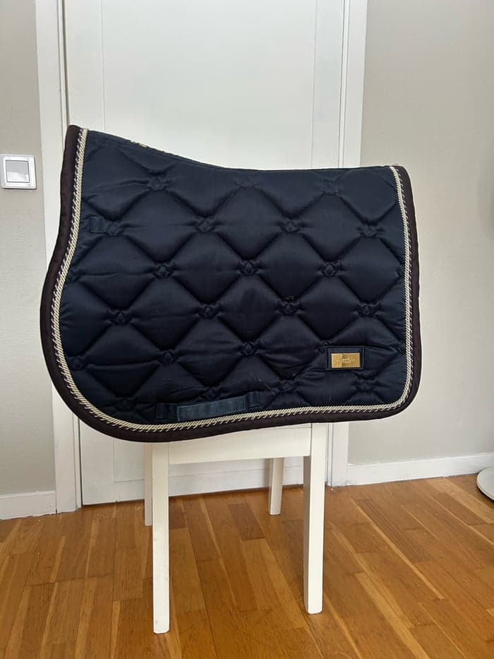 Media 1 av Mörkblått schabrak från Equestrian Stockholm