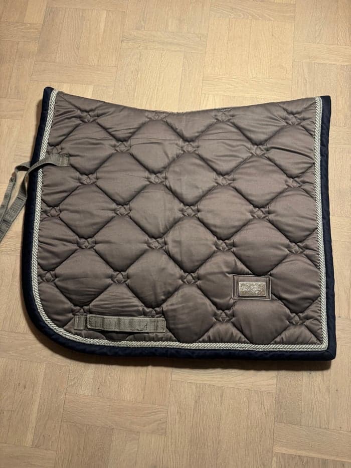 Media 1 of Grått dressyrshabrak från Equestrian Stockholm 