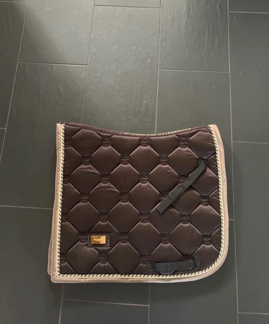 Image 1 of Brunt dressyr schabrak från Equestrian Stockholm