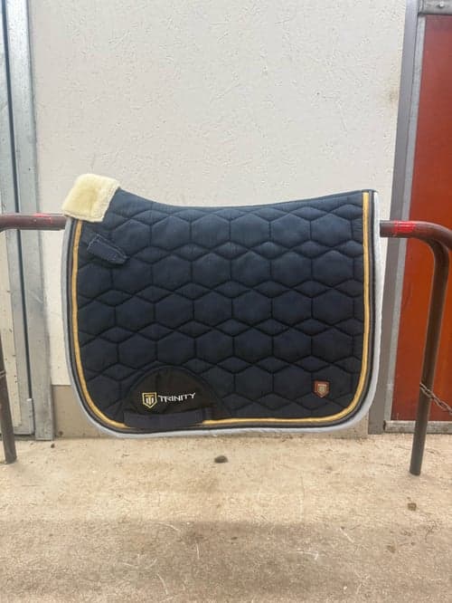 Image of JULKLAPPSTIPS!🎅 Marinblått dressyrschabrak i strl COB från Trinity